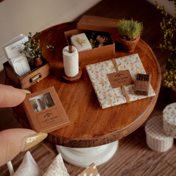 Cubiertos en miniatura en caja de cartón con parte transparente