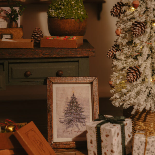 Cuadro en miniatura con la imagen de un abeto.