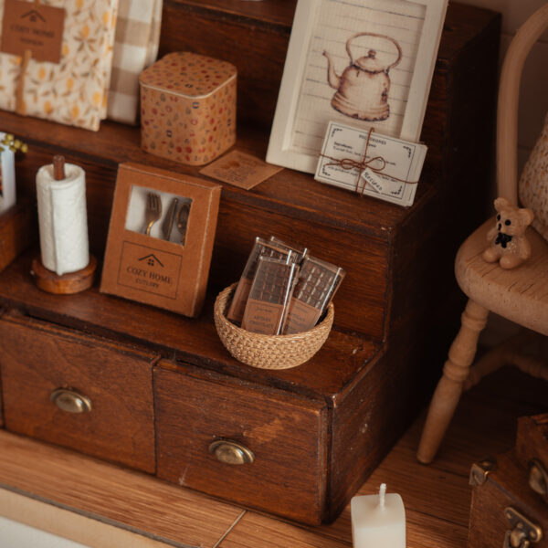 Tabletas de chocolate en miniatura con etiqueta y plástico.