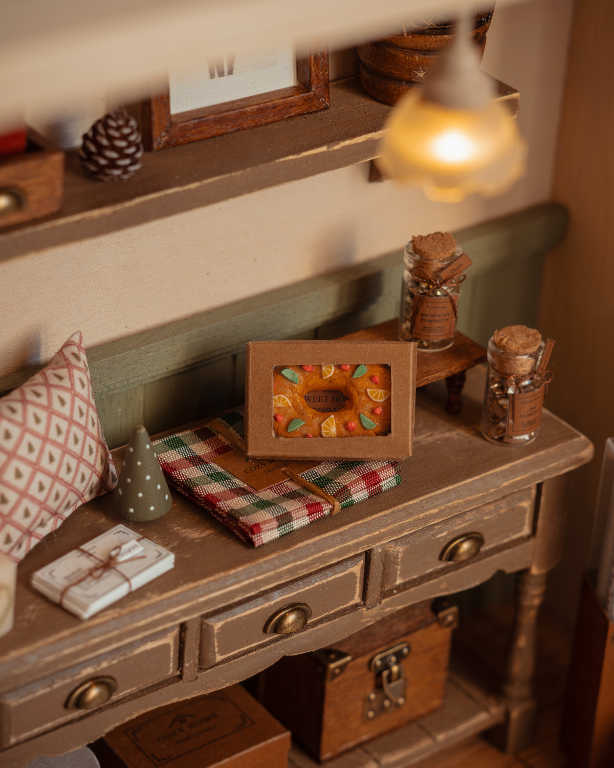 Roscón de Reyes en miniatura encima de una mesa.