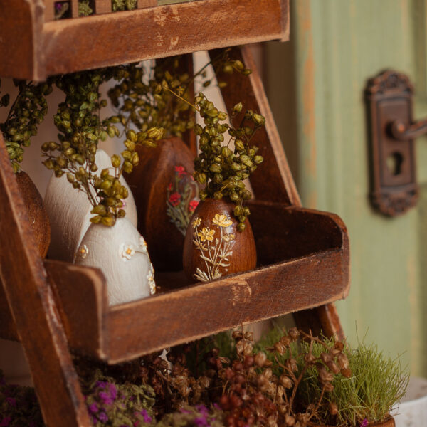 Jarrón pequeño de flores con hierbas
