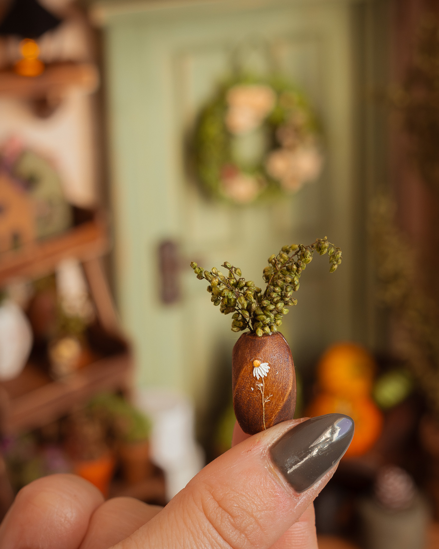 Jarrón pequeño de flores con hierbas