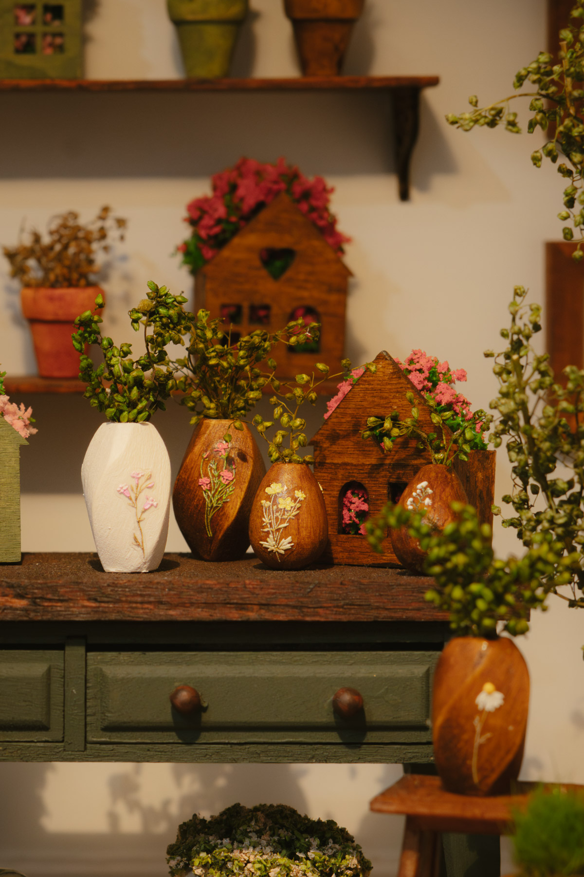 Jarrón pequeño de flores con hierbas