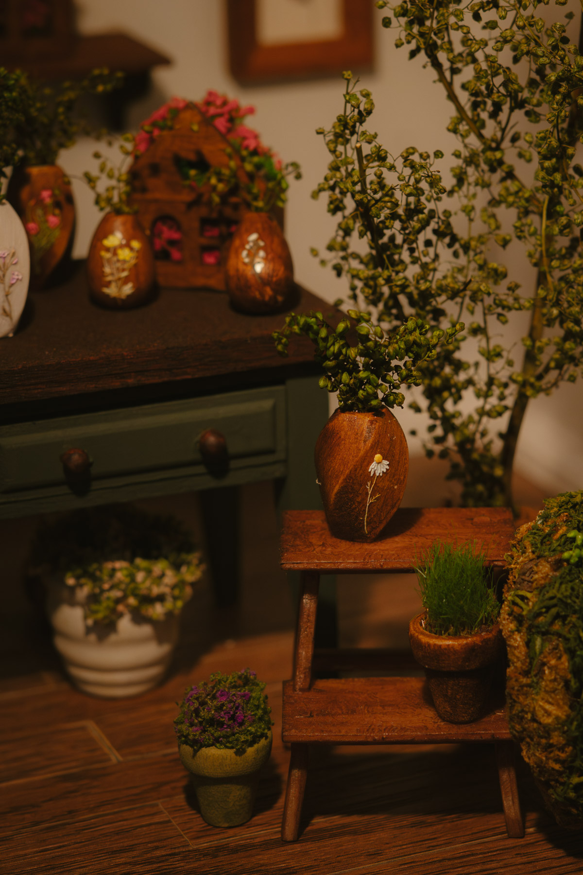 Jarrón grande de flores con hierbas