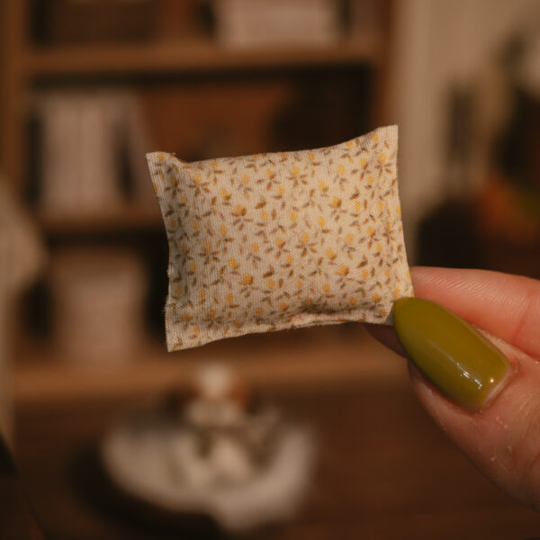 Cojines de estilo farmhouse con estampados florales.