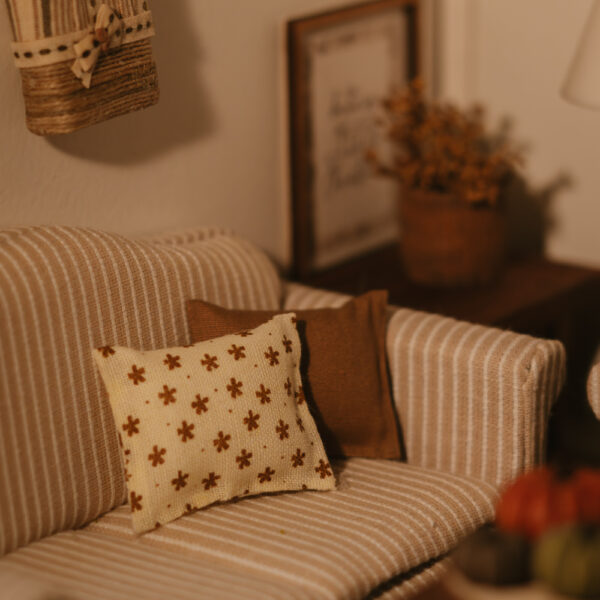 Cojines de estilo farmhouse con estampados florales.