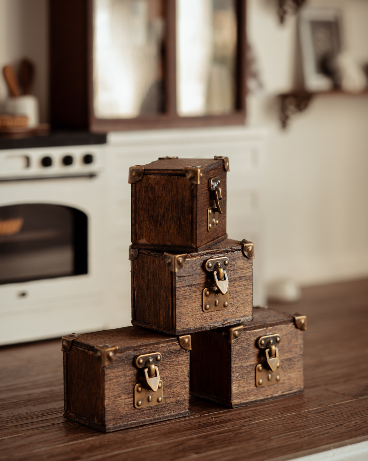 Baúl de madera en miniatura con broche dorado y esquinas metálicas doradas de protección.