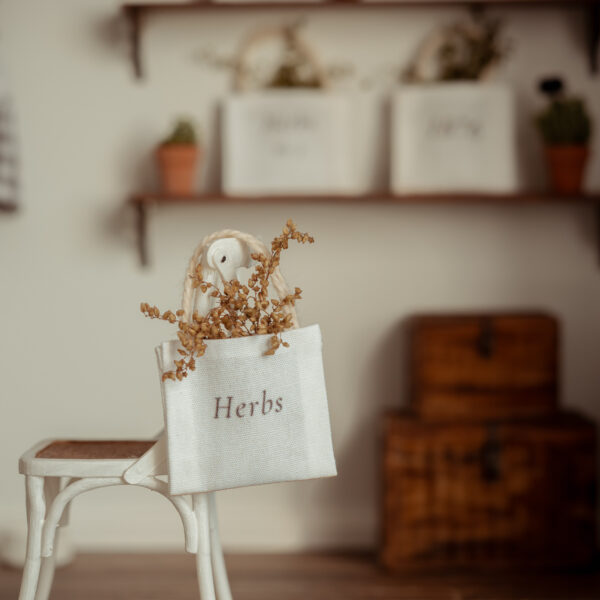 Bolsa de tela blanca con hierbas