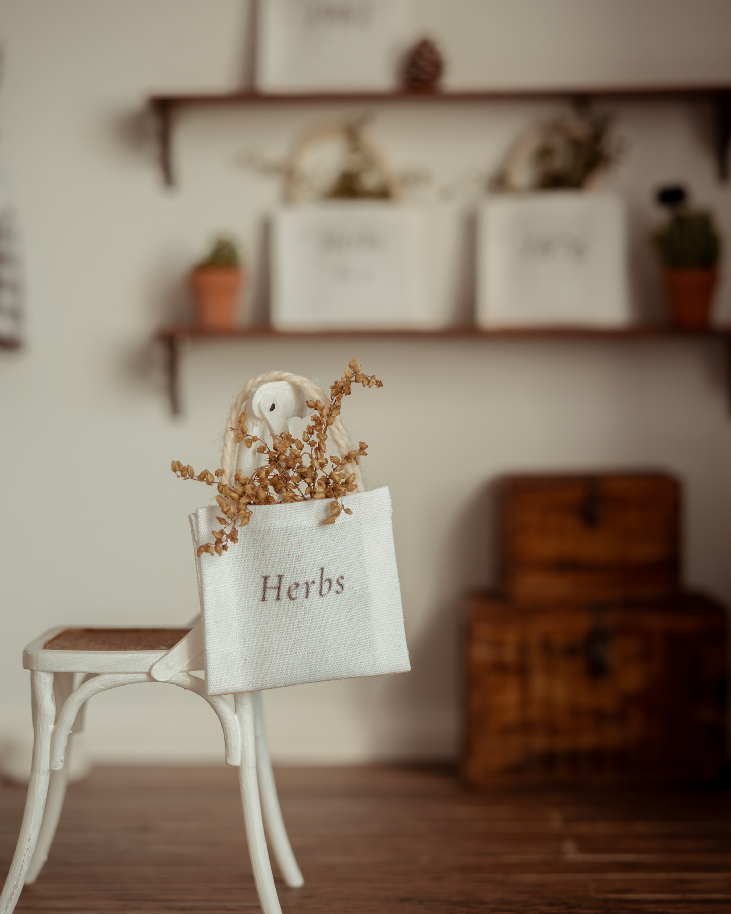 Bolsa de tela blanca con hierbas