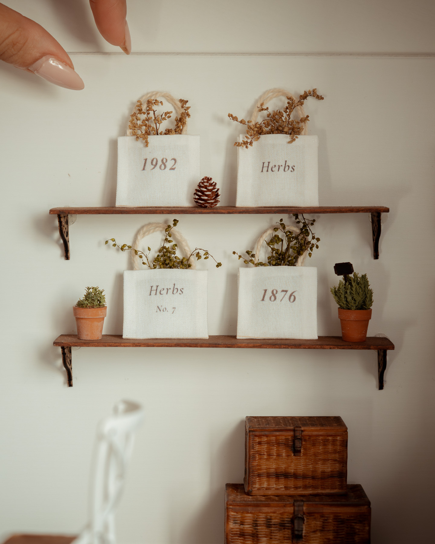 Bolsa de tela blanca con hierbas