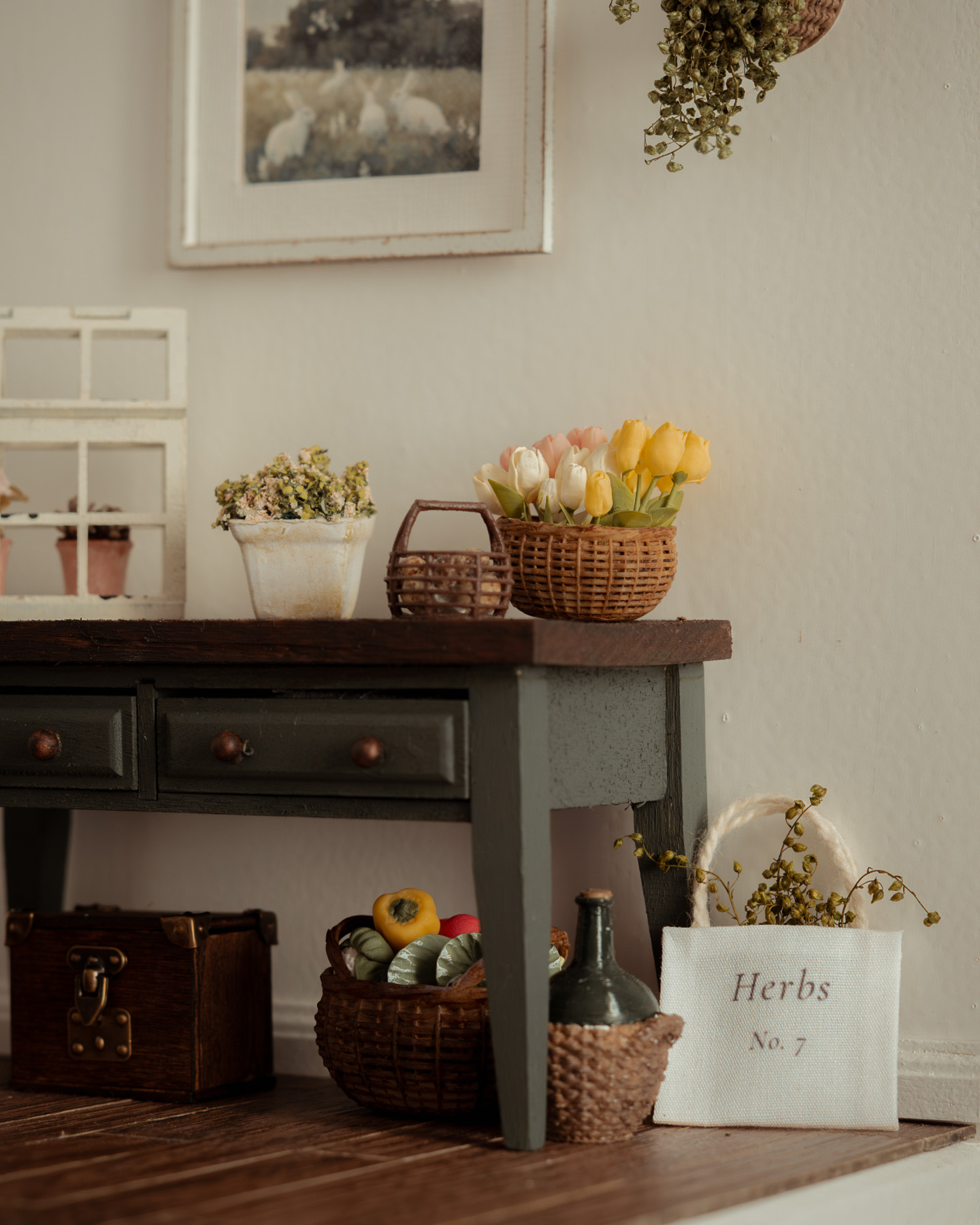 Bolsa de tela blanca con hierbas