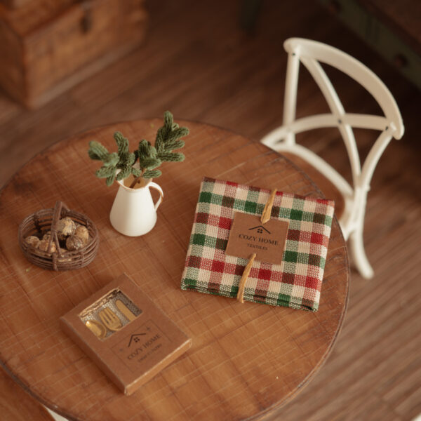 Mantel en miniatura de navidad con estampado rojo, verde y blanco de cuadros.