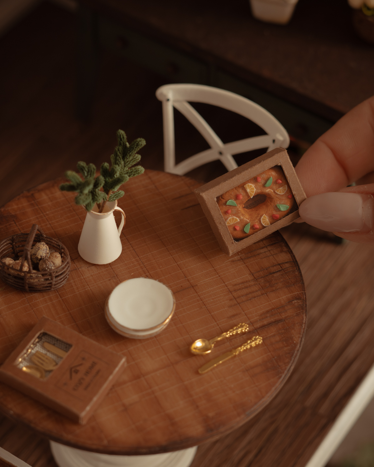 Roscón de reyes en miniatura encima de una mesa.