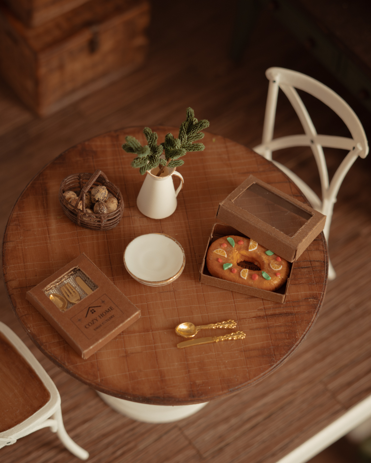 Roscón de reyes en miniatura encima de una mesa.