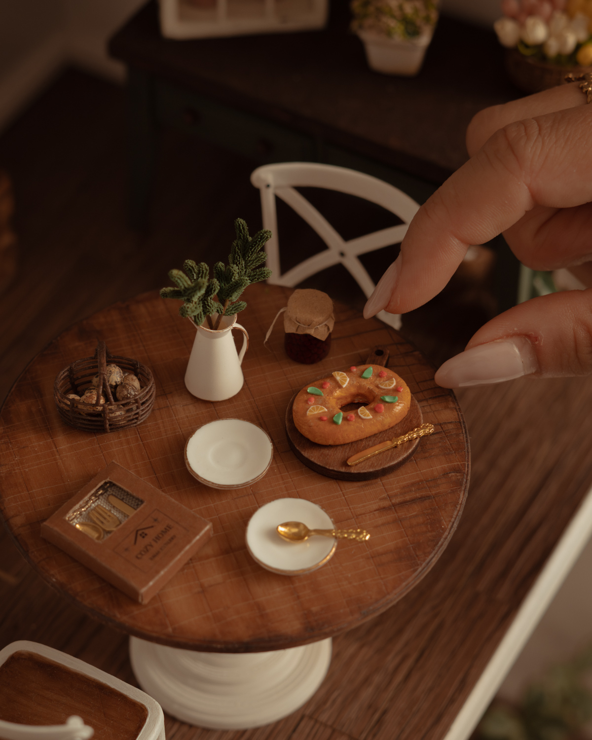 Roscón de reyes en miniatura encima de una mesa.