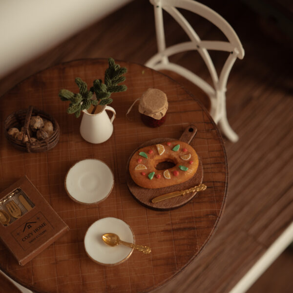 Roscón de reyes en miniatura encima de una mesa.