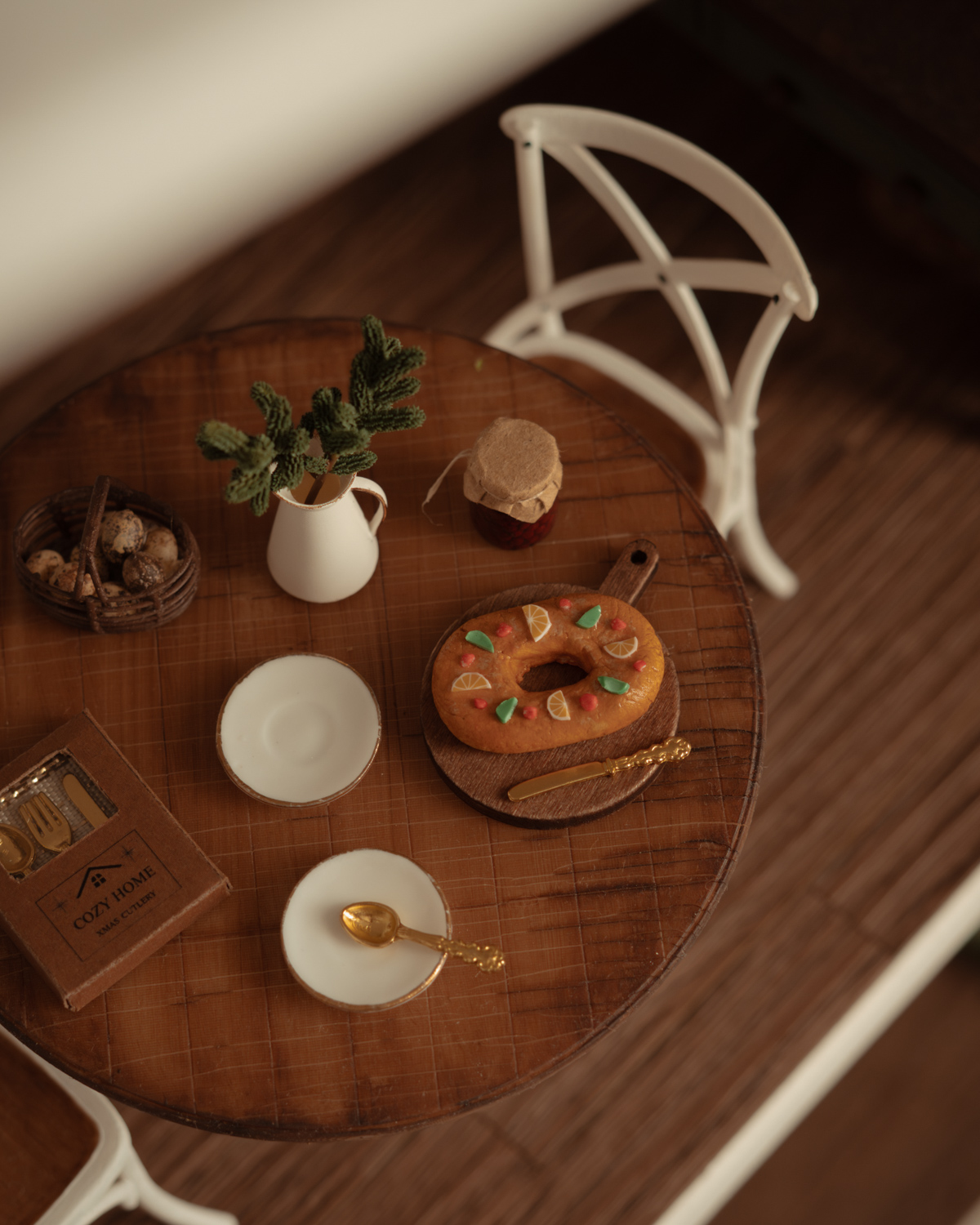 Roscón de reyes en miniatura encima de una mesa.