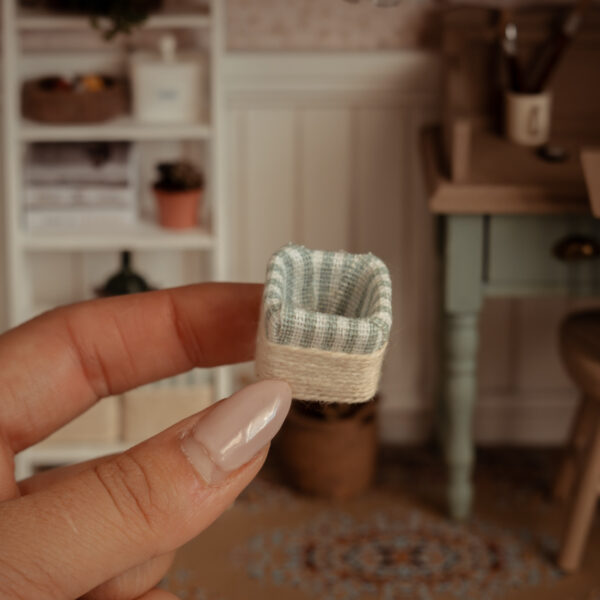 Cajas de rayas de mimbre con tela rayada en blanco y verde.