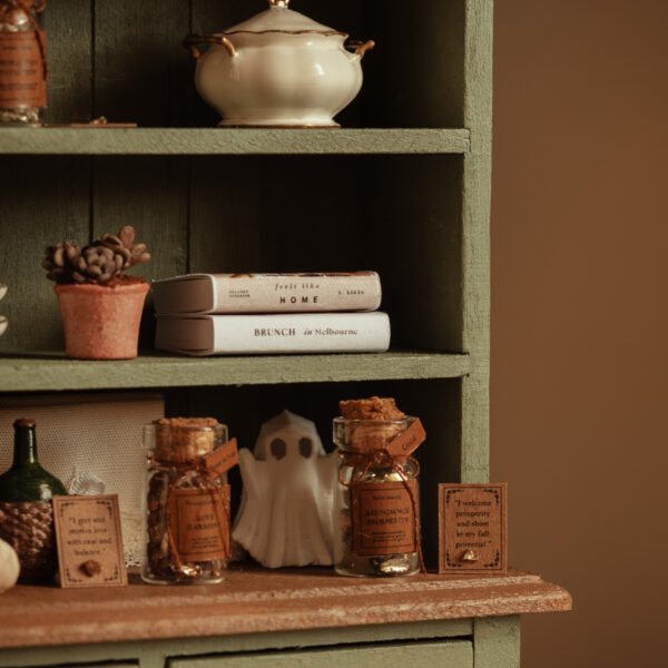 Bote de cristal con minerales y tarjeta