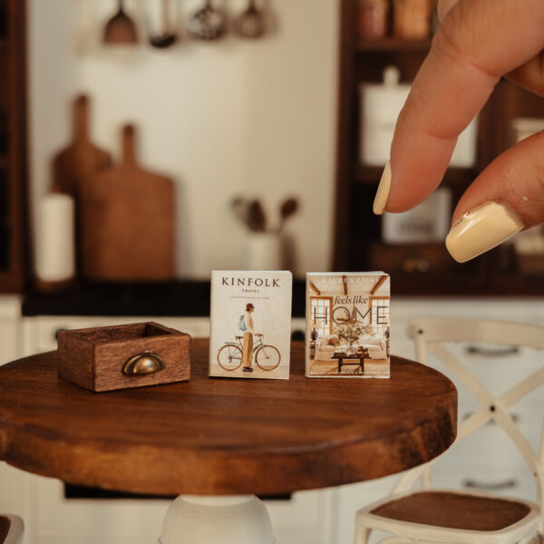 Cajón de madera con libros de farmhouse