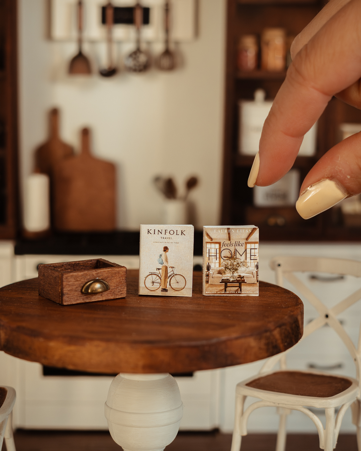 Cajón de madera con libros de farmhouse