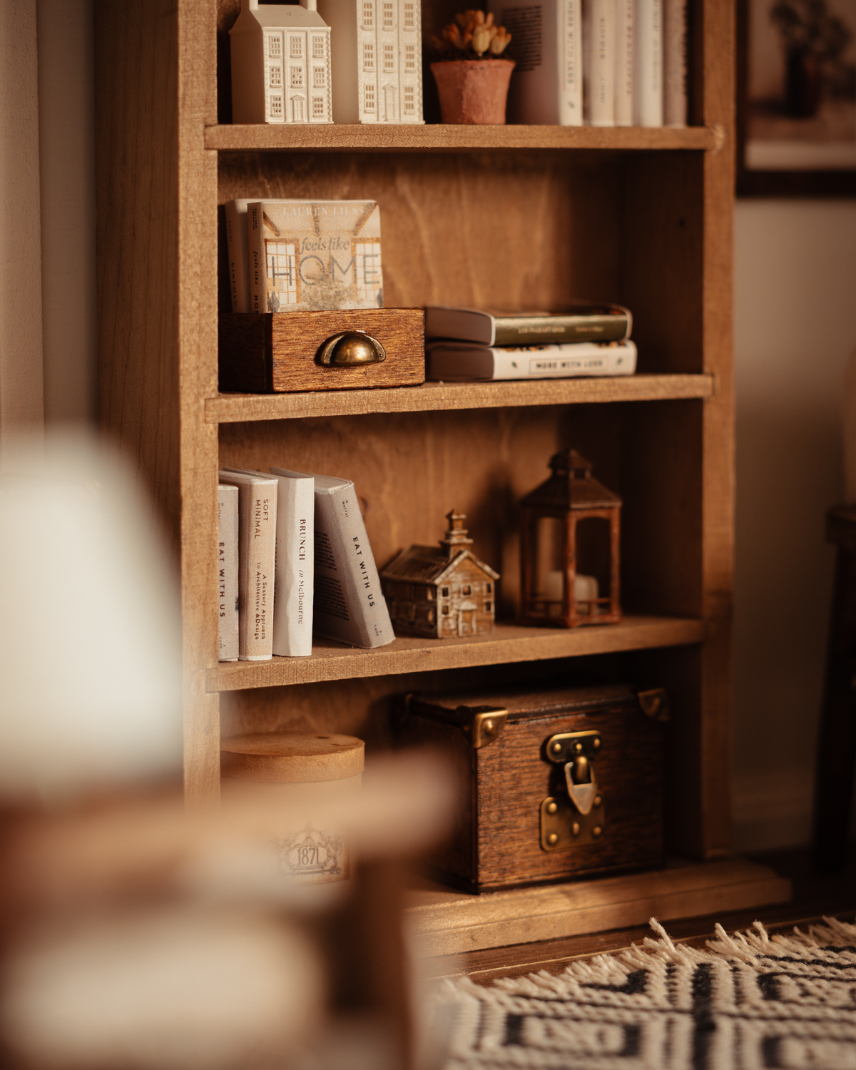 Cajón de madera con libros de farmhouse - Imagen 3