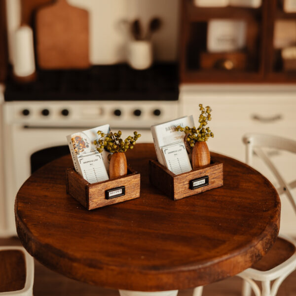 Cajón de madera con libro de cocina