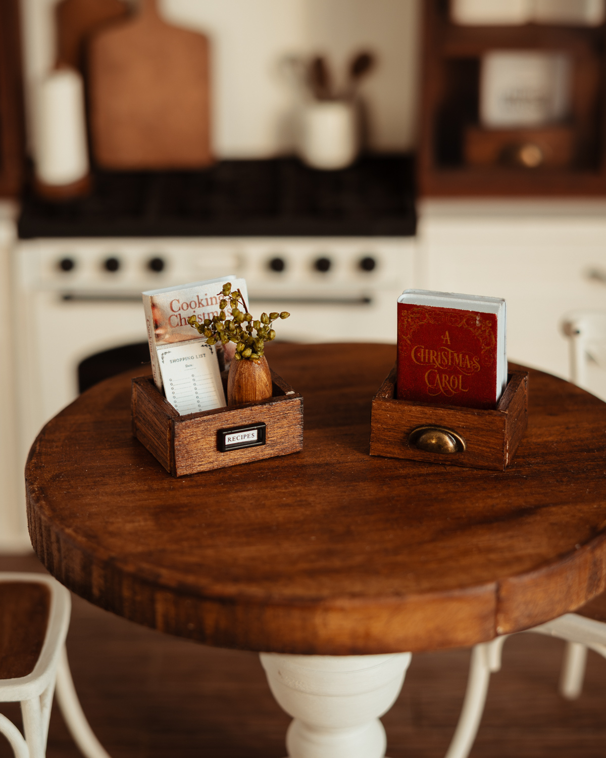 Cajón de madera con libros navideños - Imagen 3