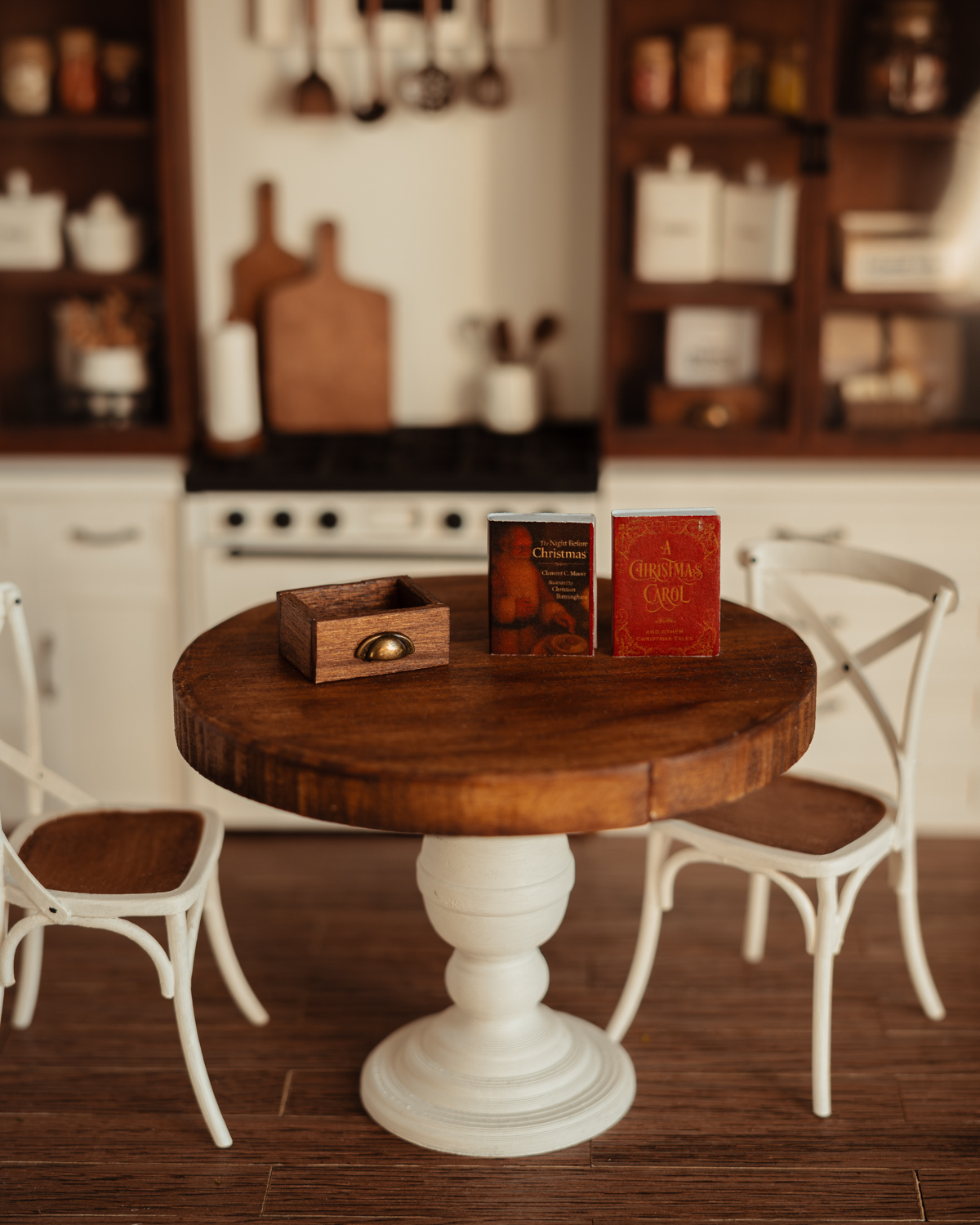 Cajón de madera con libros navideños - Imagen 2
