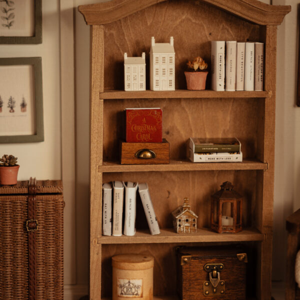 Cajón de madera con libros navideños