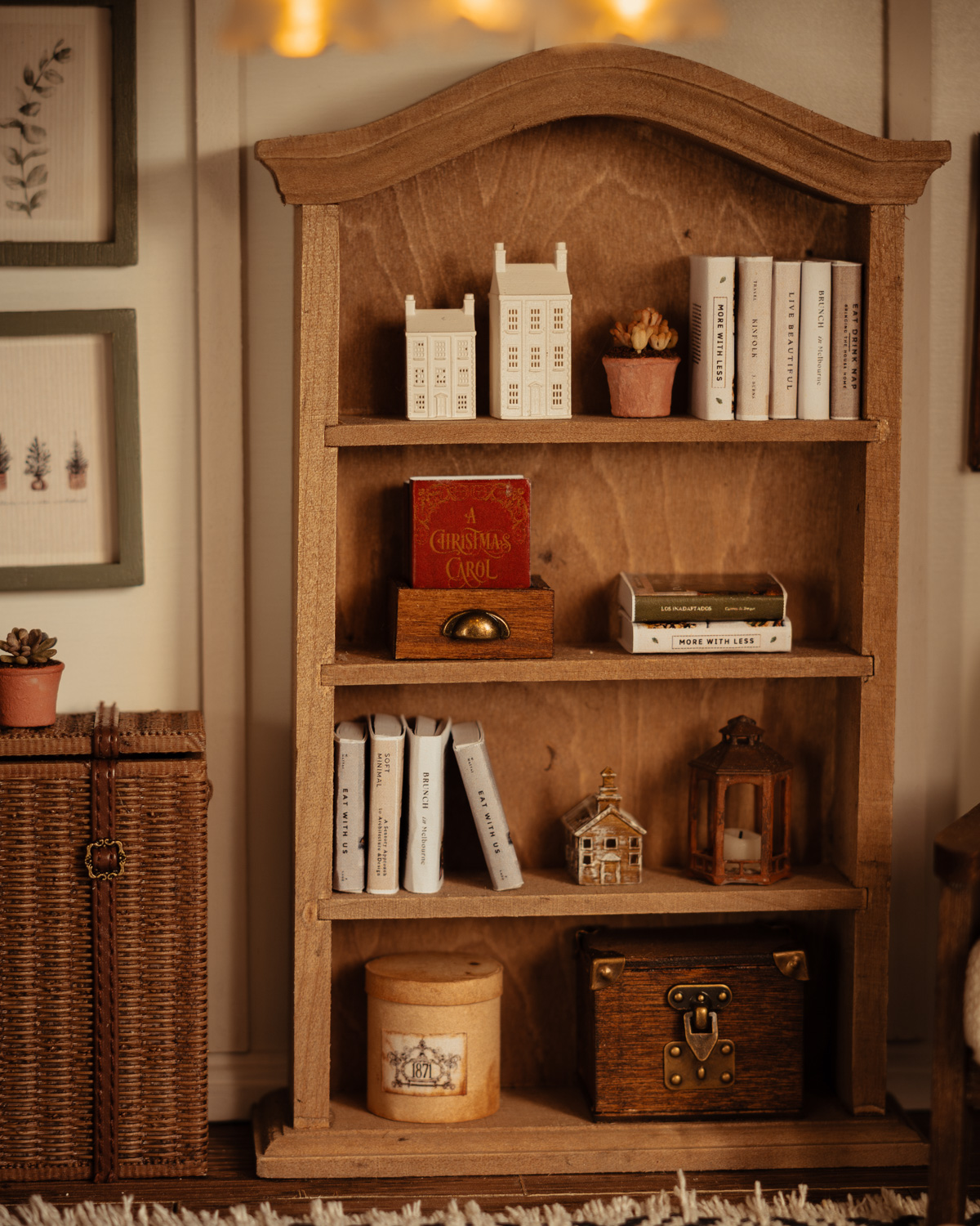 Cajón de madera con libros navideños