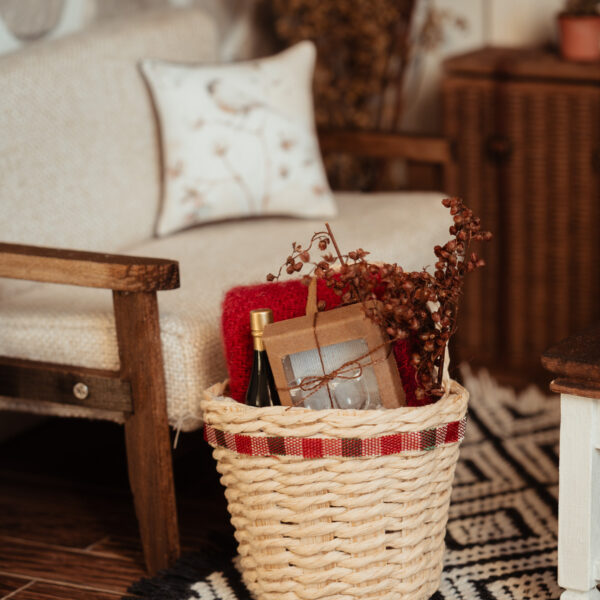 Cesta lote: manta, copas, vino y decoración