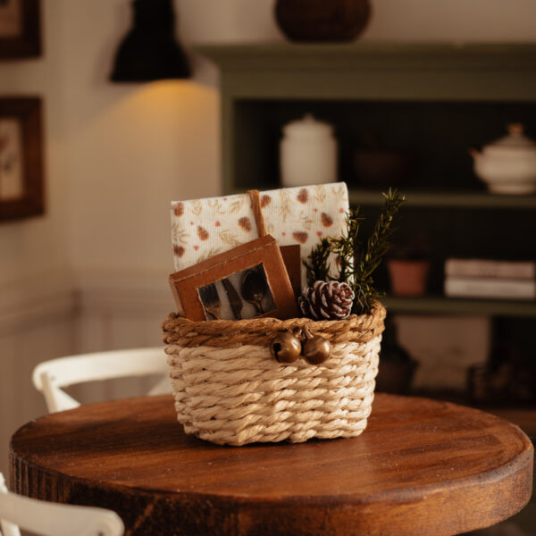 Cesta lote: mantel, cubiertos y decoración