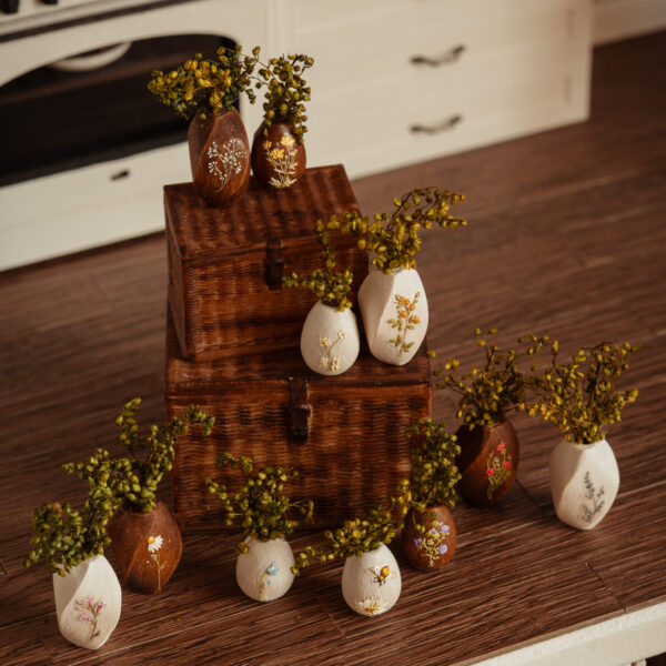 Jarrón grande de flores con hierbas