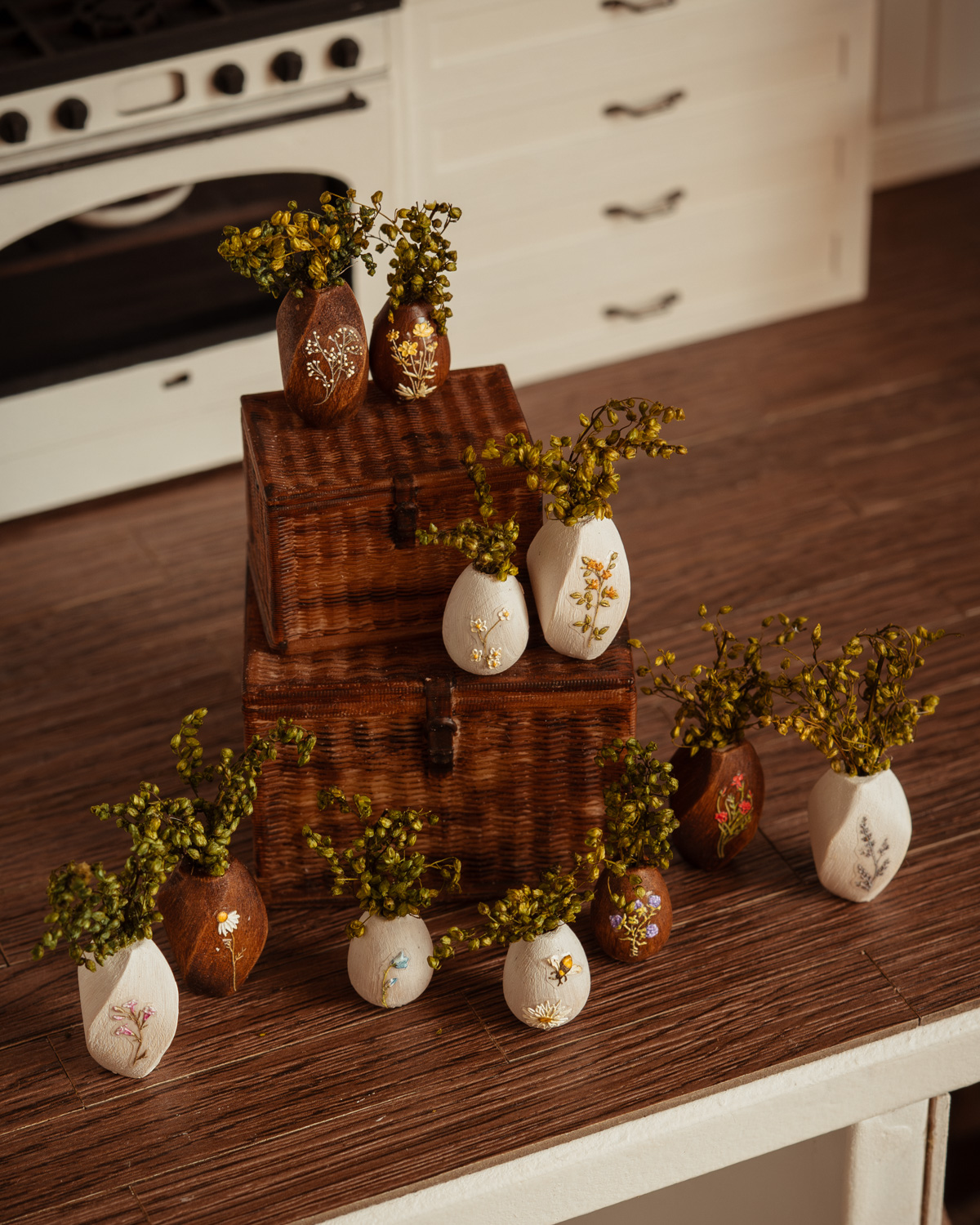 Jarrón grande de flores con hierbas