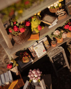 Miniatura de parada de libros y rosas de Sant Jordi hecha de madera.