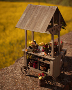 Miniatura de parada de libros y rosas de Sant Jordi hecha de madera.