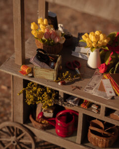 Miniatura de parada de libros y rosas de Sant Jordi hecha de madera.