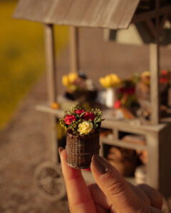Miniatura de parada de libros y rosas de Sant Jordi hecha de madera.