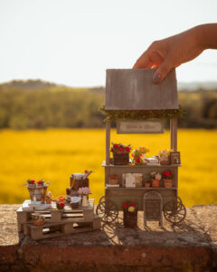 Miniatura de parada de libros y rosas de Sant Jordi hecha de madera.
