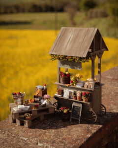 Miniatura de parada de libros y rosas de Sant Jordi hecha de madera.