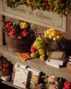 Miniatura de parada de libros y rosas de Sant Jordi hecha de madera.