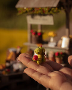 Miniatura de parada de libros y rosas de Sant Jordi hecha de madera.