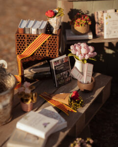 Miniatura de parada de libros y rosas de Sant Jordi hecha de madera.