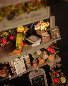 Miniatura de parada de libros y rosas de Sant Jordi hecha de madera.