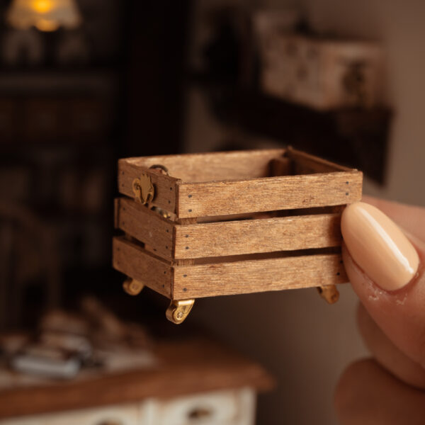 Caja de madera marrón con ruedas