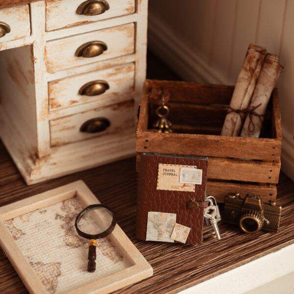 Caja de madera con ruedas y decoración