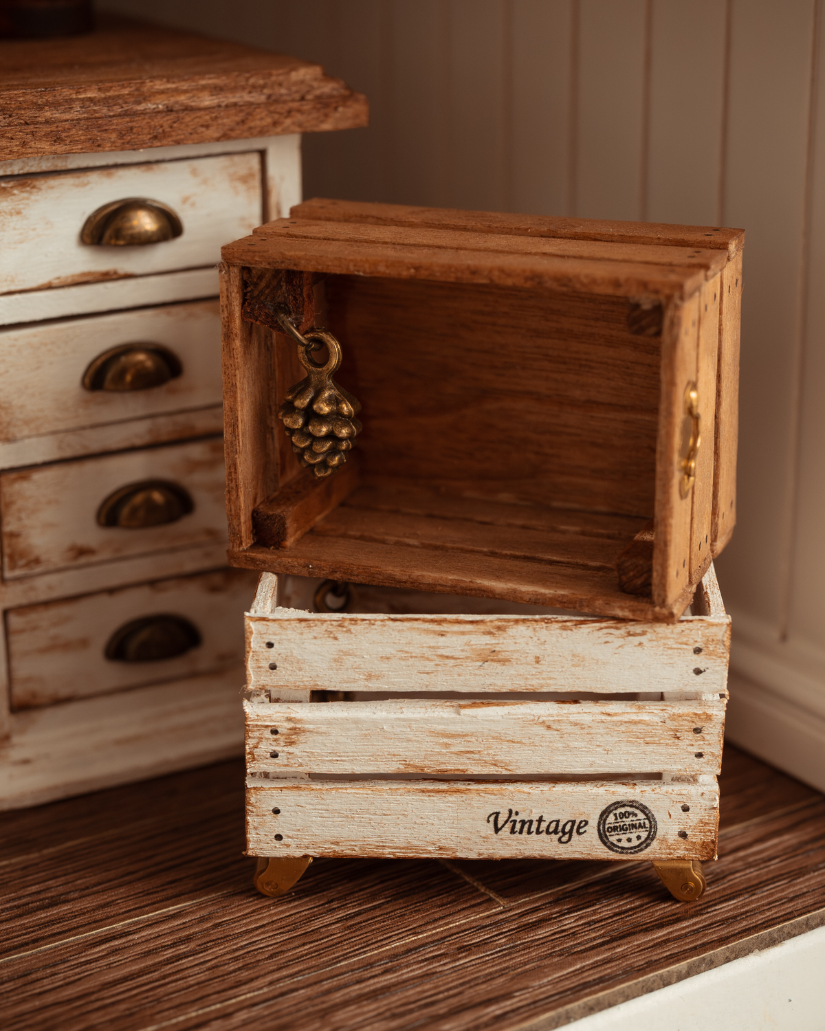 Caja de madera blanca con ruedas - Imagen 5