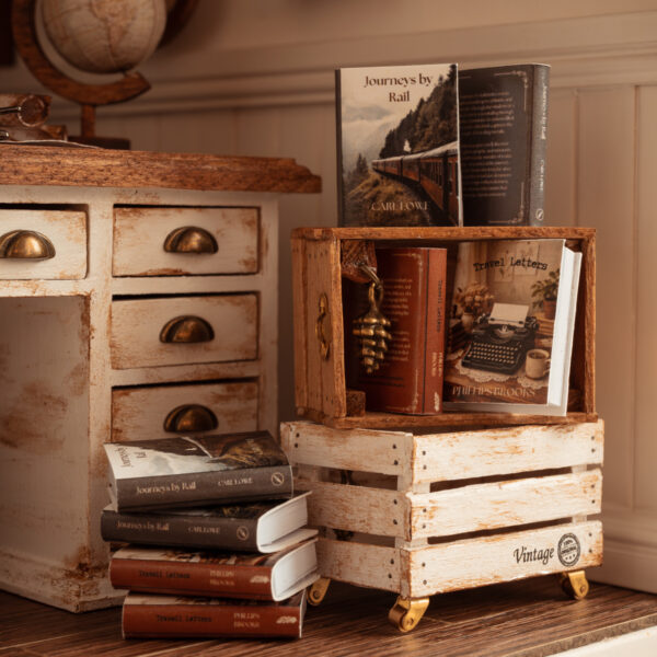 Caja de madera blanca con ruedas