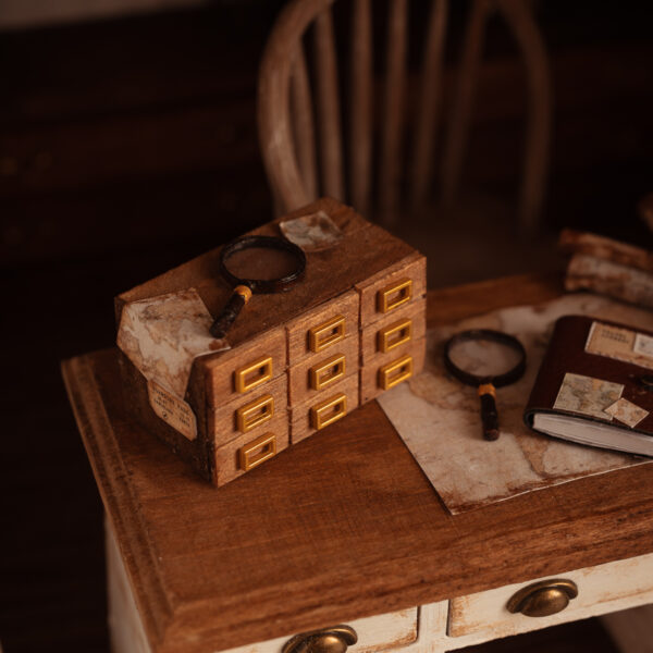 Cajonera decorativa con lupa y llaves